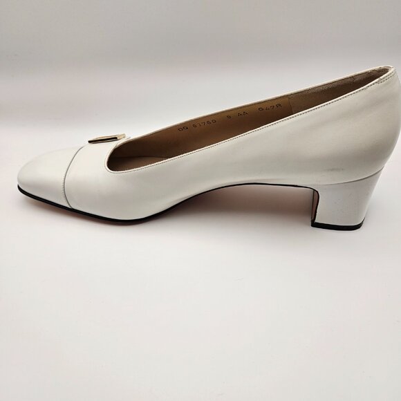 Salvatore Ferragamo “Decree” White Calf Leather Pumps | Gold Gancini | Size 9 AA - Picture 7 of 15